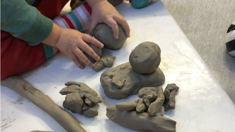 Små barn lera